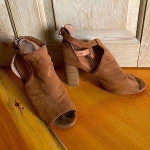 Brown high heel Swede shoes